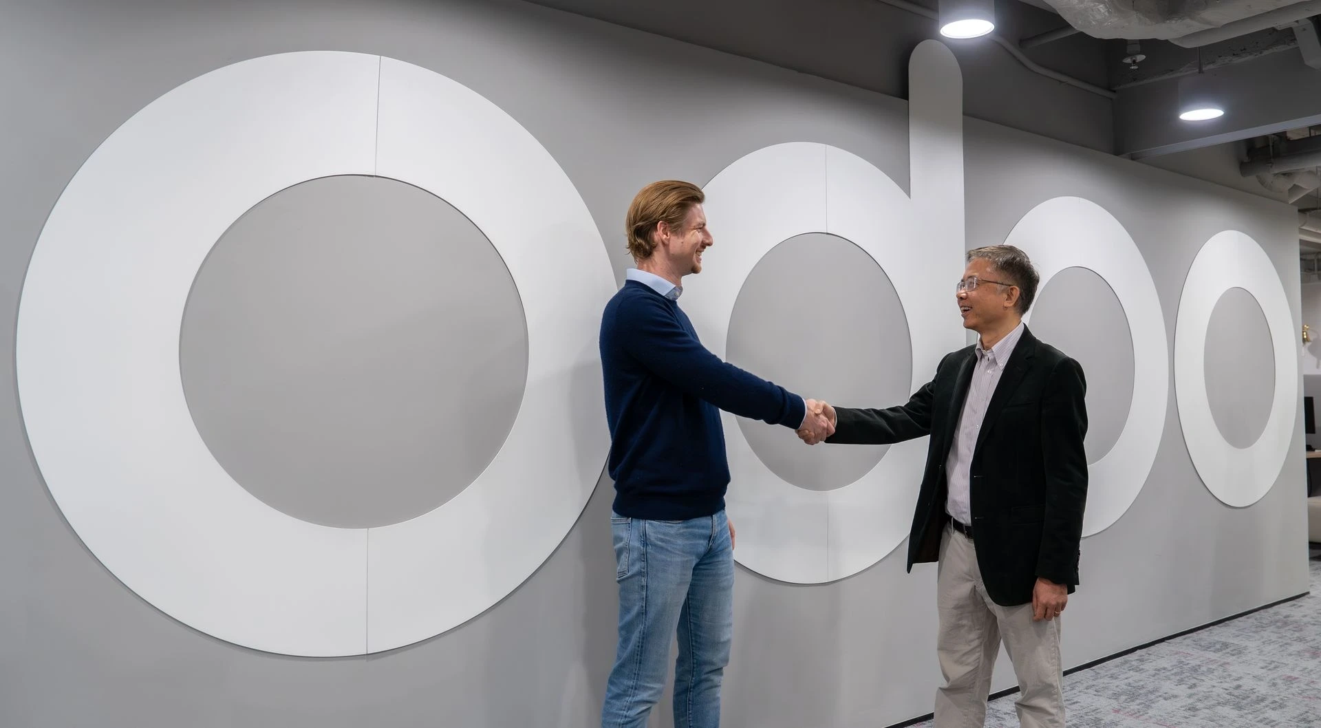 Odoo and iData teams celebrating the strategic alliance to empower digital transformation for enterprises in China